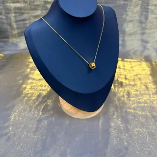 Collier avec pendentif cube géométrique doré