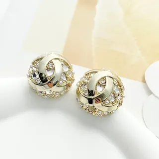 Brincos de arete de cristal e pérola com laços interligados em tons dourados