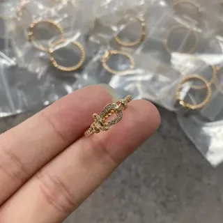 Anillo apilable inspirado en broche con pavé en tono dorado