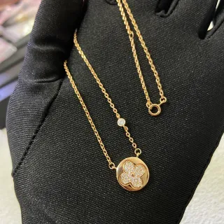 Collier pendentif fleur à quatre pétales en ton or Pavé