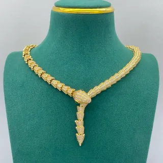 स्वर्णिम सांप मोटिफ पेवे हार