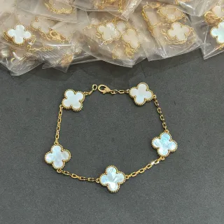 Cadena de oro blanco con cinco incrustaciones en forma de trébol pulsera