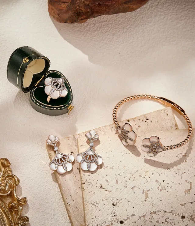 Gold White Floral Motif Pavé-Set Stones Ring 3