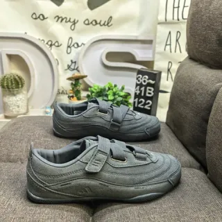 Tênis cinza sem cadarços com duplas alças hook-and-loop