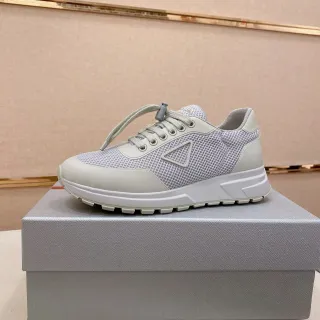 Tênis cinza com malha superior, midsole esculpido branco