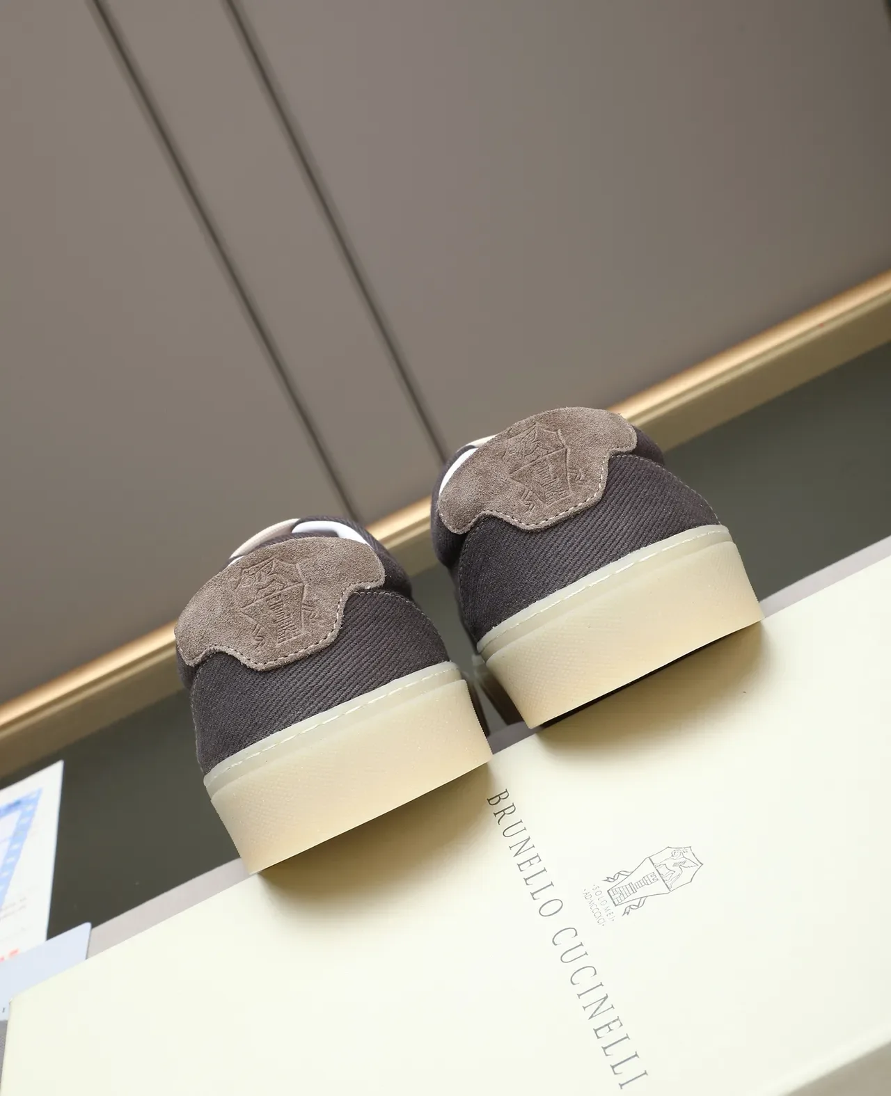 Gray White Low-Top Corduroy-Textured Upper Canvas Shoes 3