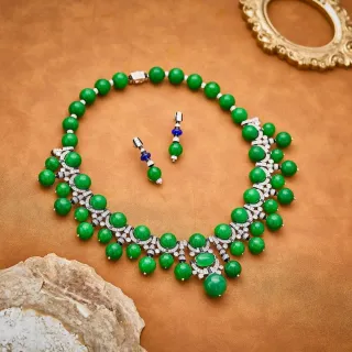 Collier de perles vert bleu avec diamants accentués
