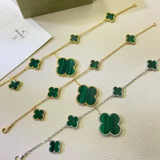 Pulsera de metal tono plateado con incrustaciones de malacita en forma de trébol en oro verde