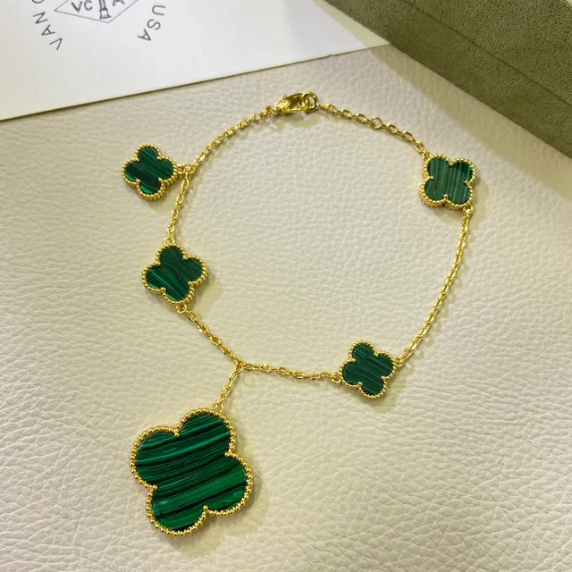 Bracelet en métal de teinte argent avec incrustations de malachite en forme de trèfle en or vert 2