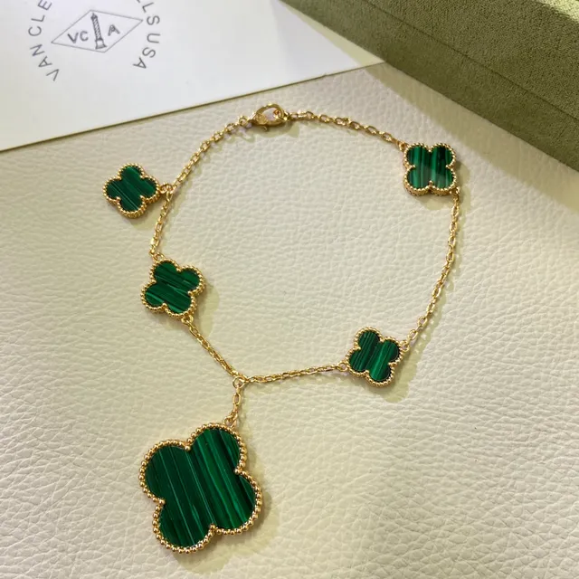 Bracelet en métal de teinte argent avec incrustations de malachite en forme de trèfle en or vert 3