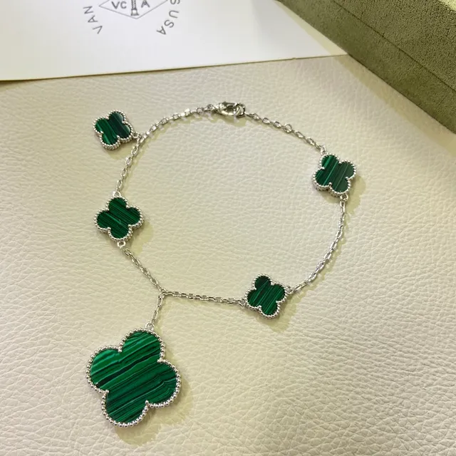 Bracelet en métal de teinte argent avec incrustations de malachite en forme de trèfle en or vert 4
