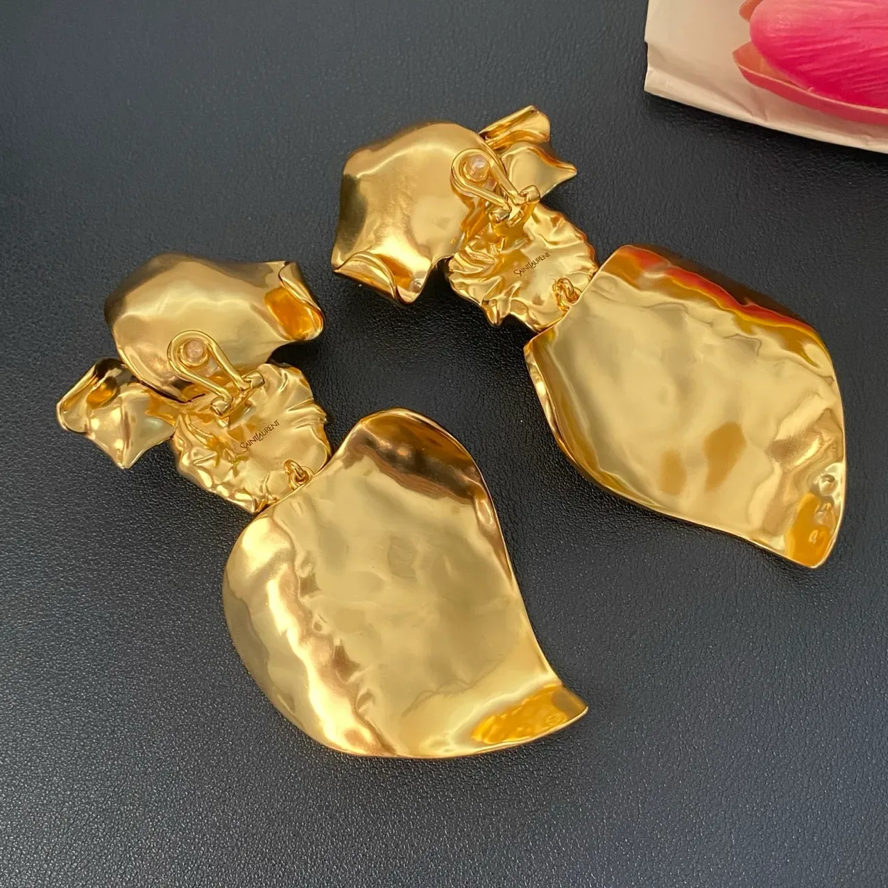 Hammered Gold-Tone Red Cabochon Heart Earrings 5