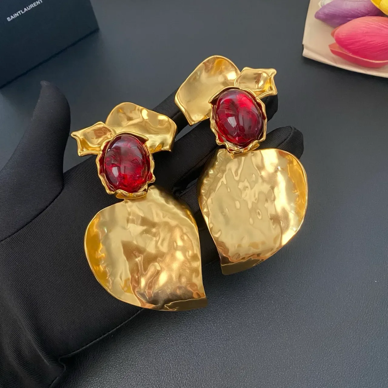 Hammered Gold-Tone Red Cabochon Heart Earrings 6