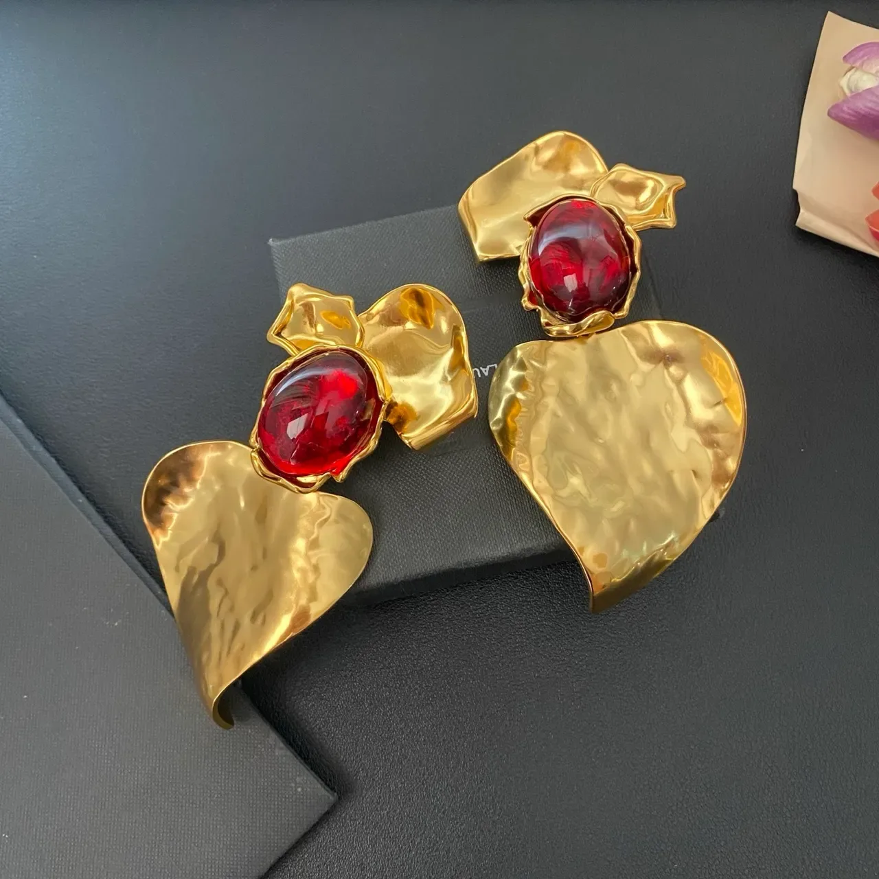 Hammered Gold-Tone Red Cabochon Heart Earrings 8