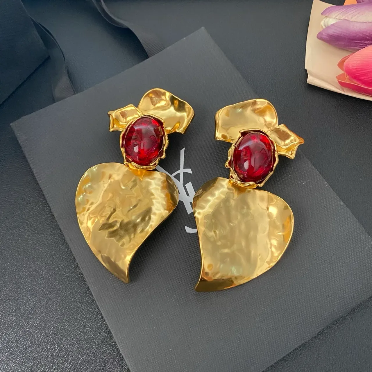 Hammered Gold-Tone Red Cabochon Heart Earrings 10