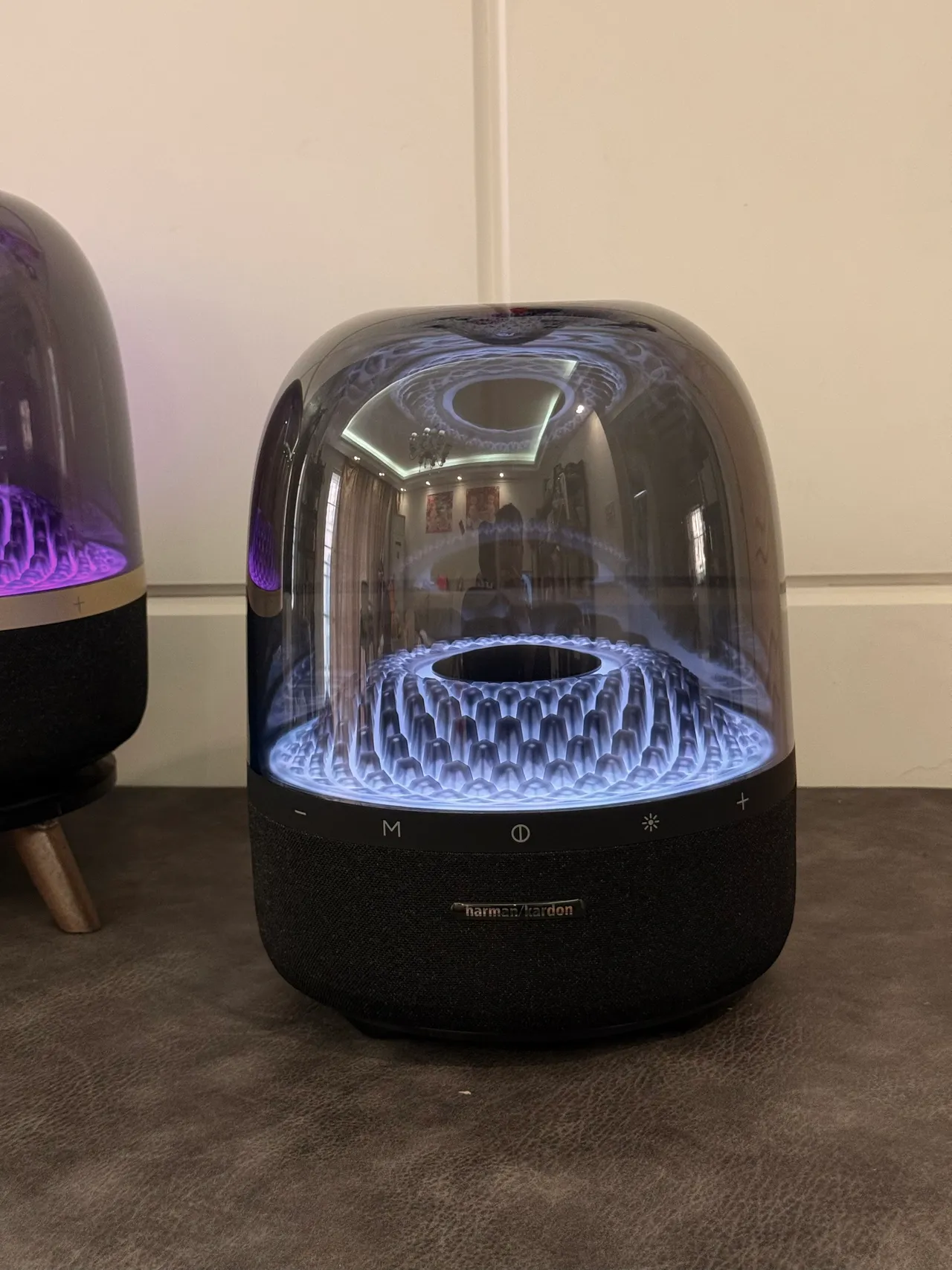 harman/kardon কালো স্বচ্ছ গম্বুজাকার এনক্লোজার আলোকিত অভ্যন্তরীণ ট্রান্সডিউসার অ্যারে পোর্টেবল স্পিকার 6