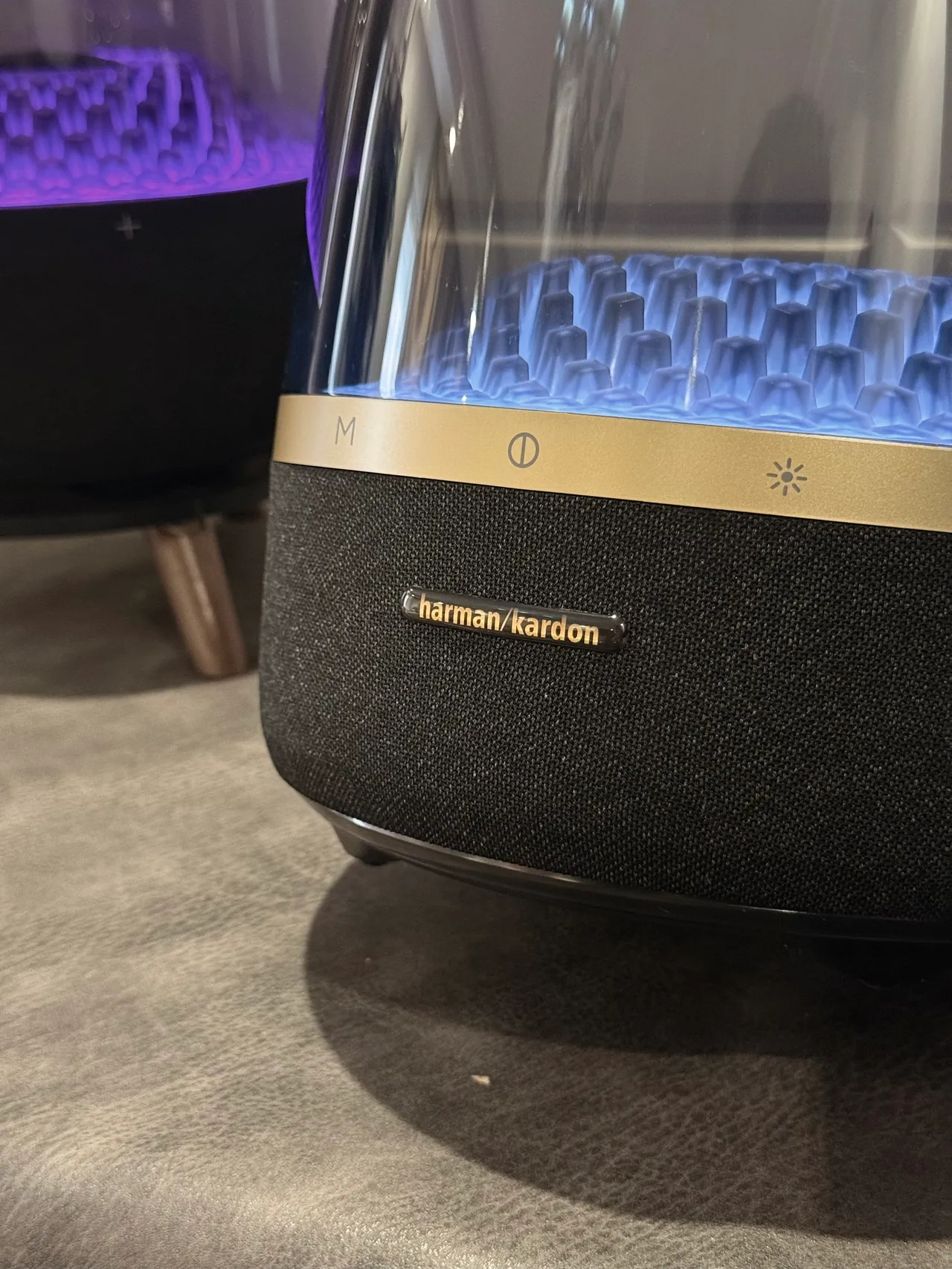 harman/kardon কালো স্বচ্ছ গম্বুজাকার এনক্লোজার আলোকিত অভ্যন্তরীণ ট্রান্সডিউসার অ্যারে পোর্টেবল স্পিকার 9