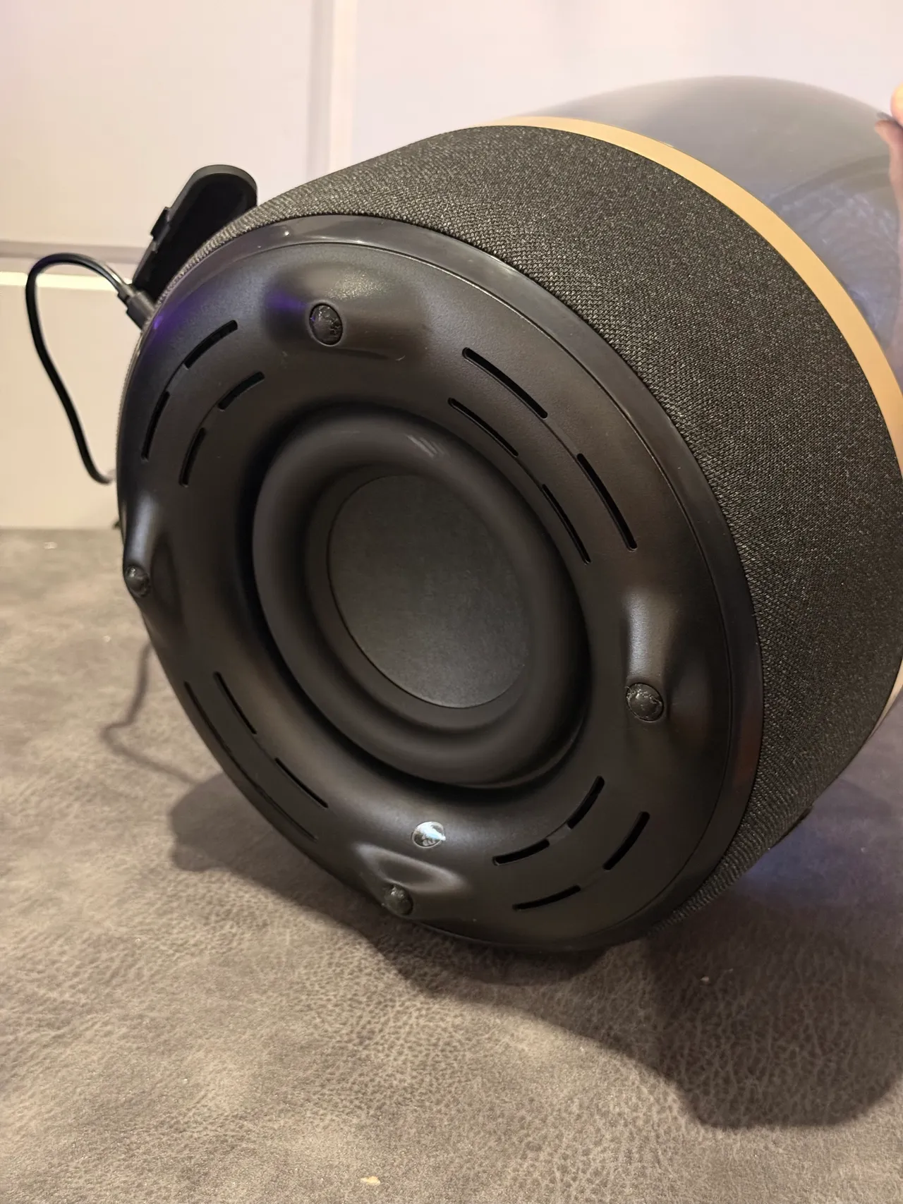 harman/kardon কালো স্বচ্ছ গম্বুজাকার এনক্লোজার আলোকিত অভ্যন্তরীণ ট্রান্সডিউসার অ্যারে পোর্টেবল স্পিকার 10