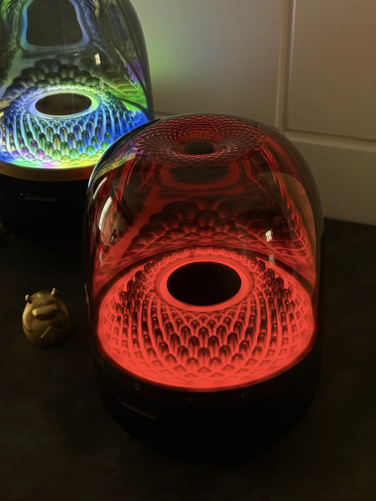 harman/kardon কালো স্বচ্ছ গম্বুজাকার এনক্লোজার আলোকিত অভ্যন্তরীণ ট্রান্সডিউসার অ্যারে পোর্টেবল স্পিকার 13