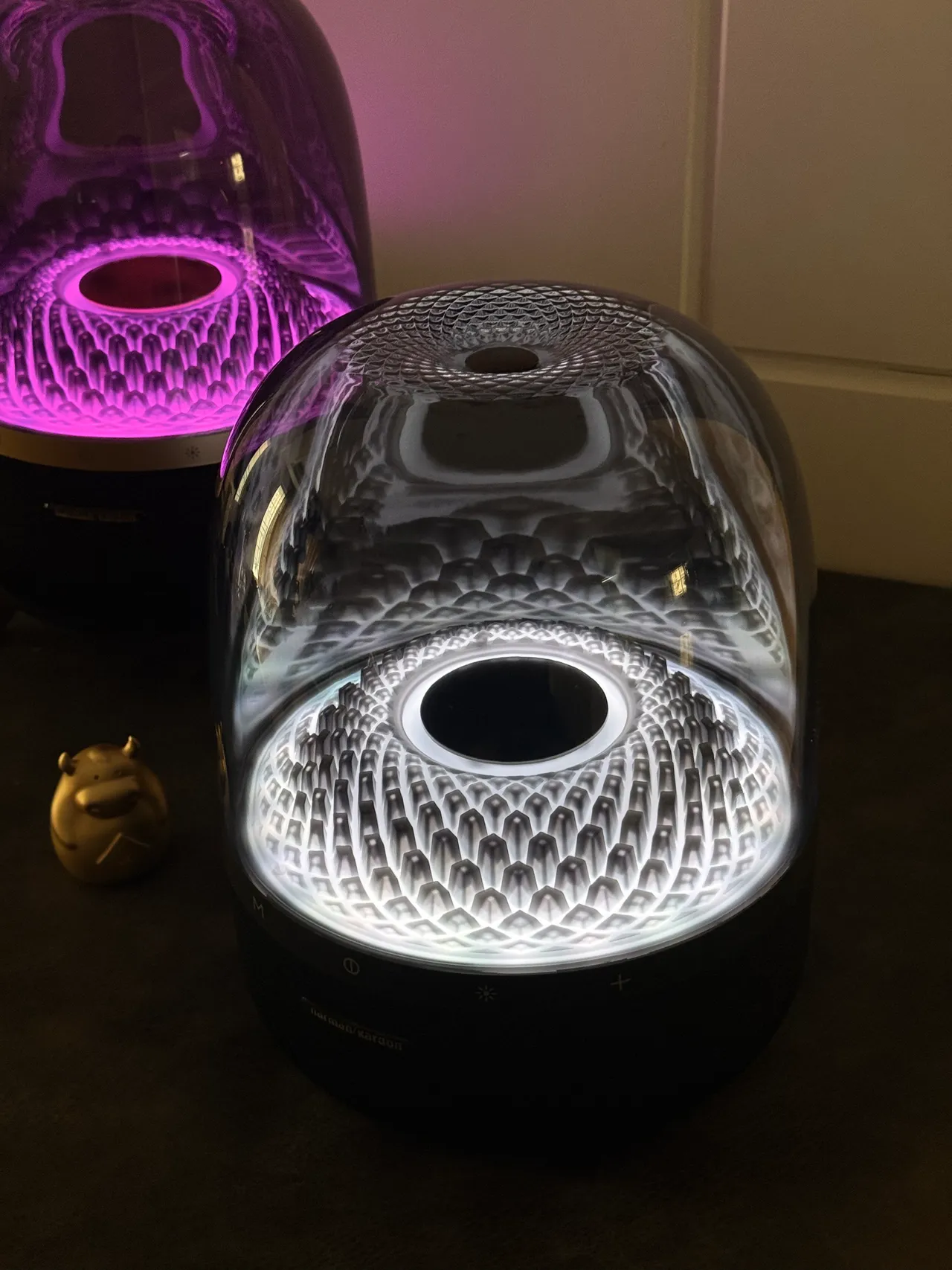 harman/kardon কালো স্বচ্ছ গম্বুজাকার এনক্লোজার আলোকিত অভ্যন্তরীণ ট্রান্সডিউসার অ্যারে পোর্টেবল স্পিকার 14