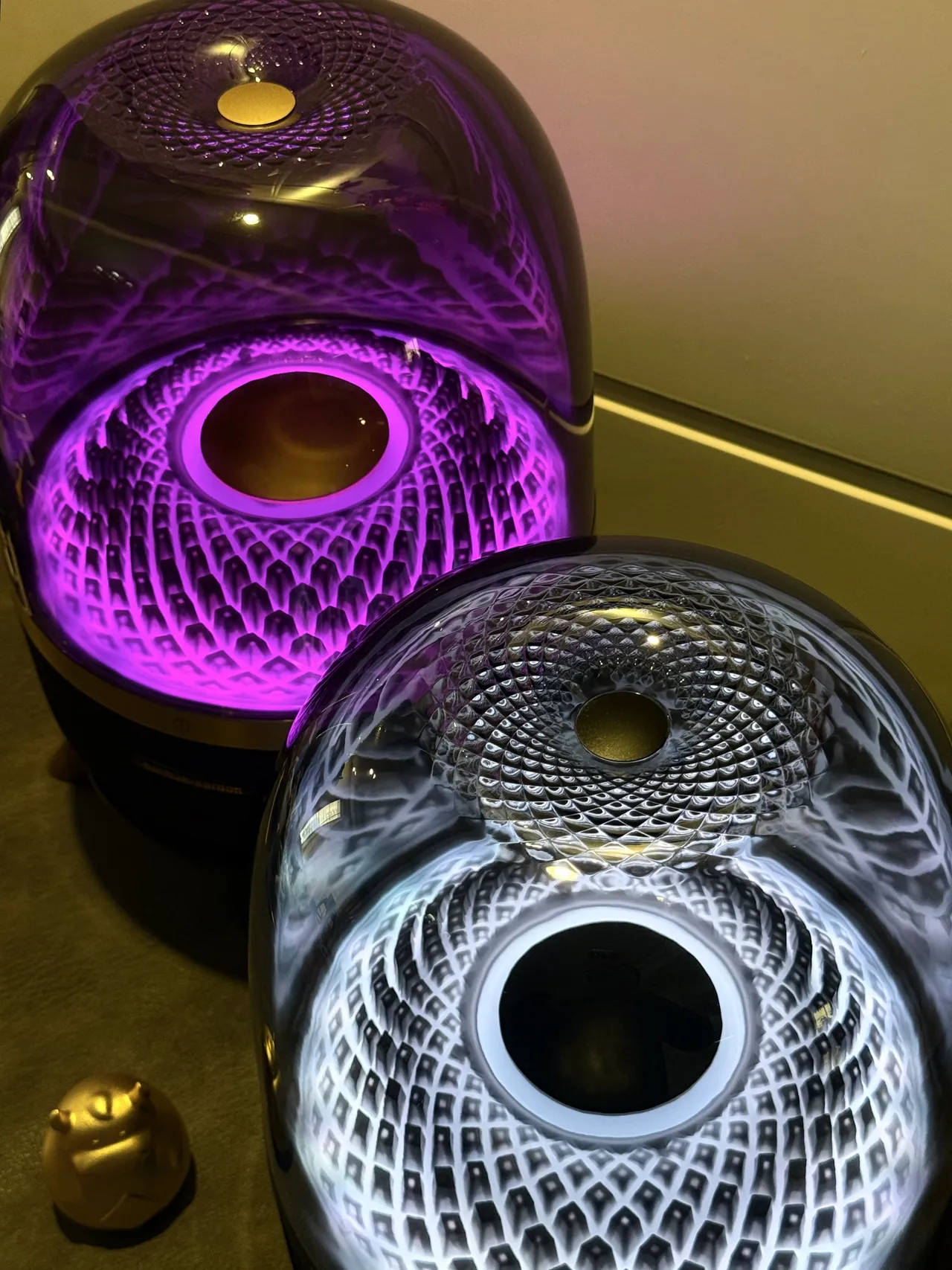 harman/kardon কালো স্বচ্ছ গম্বুজাকার এনক্লোজার আলোকিত অভ্যন্তরীণ ট্রান্সডিউসার অ্যারে পোর্টেবল স্পিকার 16