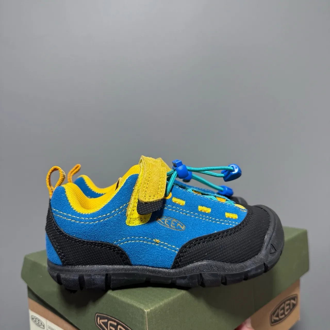 KEEN Kids Red and Black Hook-and-Loop Strap Lifestyle Sneakers 18