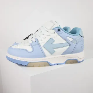 Zapatilla lifestyle azul claro y blanco con logo de flecha