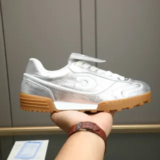 Zapatillas Lifestyle Inspiradas en Turf Retro con Plata Metálica y Goma