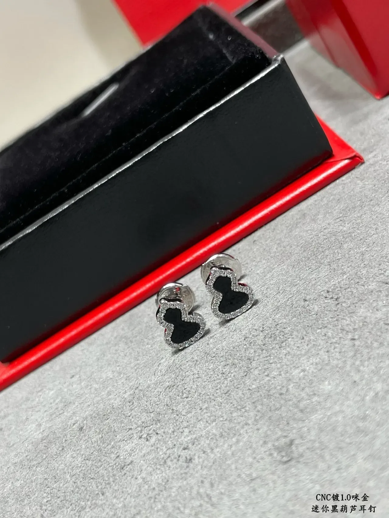 Mini Heart-Shaped Pavé Black Inlay Stud Earrings 3