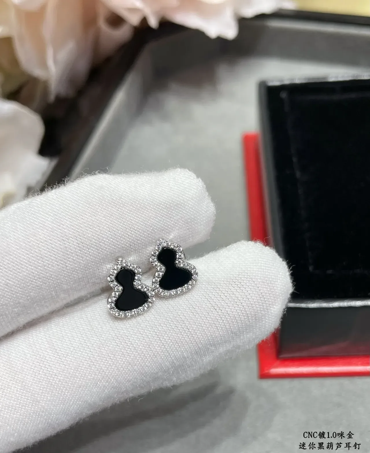 Mini Heart-Shaped Pavé Black Inlay Stud Earrings 5