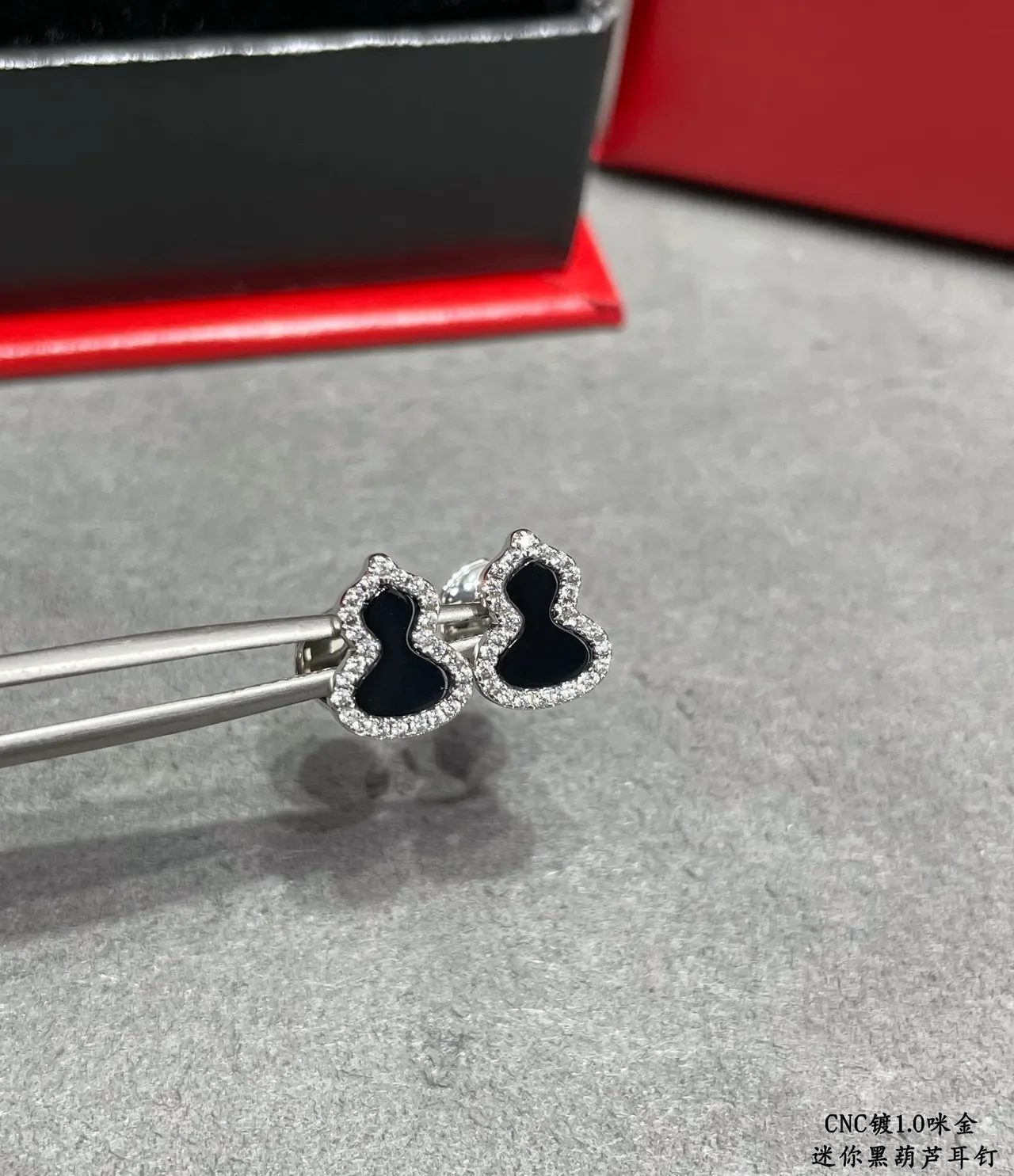 Mini Heart-Shaped Pavé Black Inlay Stud Earrings 7
