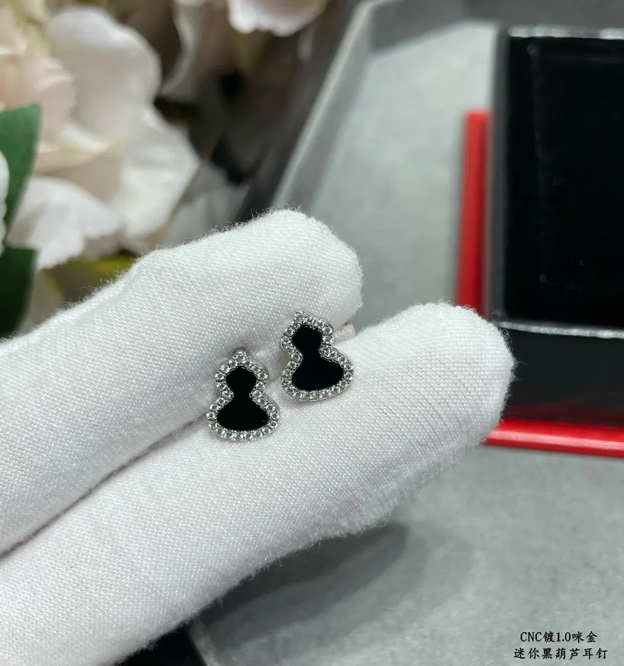 Mini Heart-Shaped Pavé Black Inlay Stud Earrings 8
