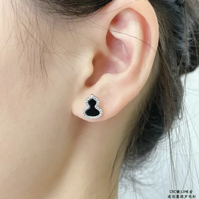 Mini Heart-Shaped Pavé Black Inlay Stud Earrings 9