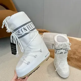 Moon Boot 经典白色雪靴