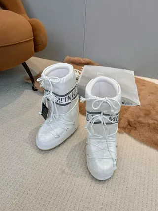 Moon Boot 经典白色雪靴 3