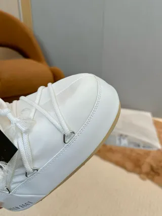 Moon Boot 经典白色雪靴 6