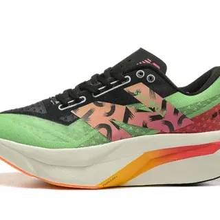 Chaussures de course avec tige imprimée graphiquement multicolore et semelle intermédiaire sculptée multi-densité