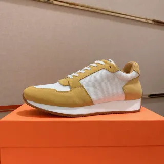 Tênis runner retrô panelado mostarda e branco