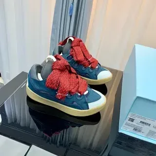 Zapatillas oversized navy y rojo con cordones de encaje anudados