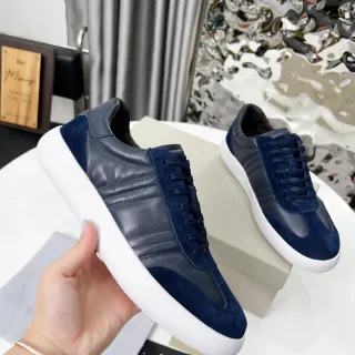 Tênis lifestyle navy com painéis de couro-suede low-top com cadarço