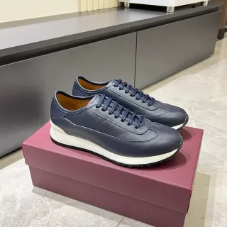 Tênis lifestyle com upper de couro navy branco e midsole contrastante