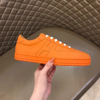 Tênis laranja branco low-top monocromático