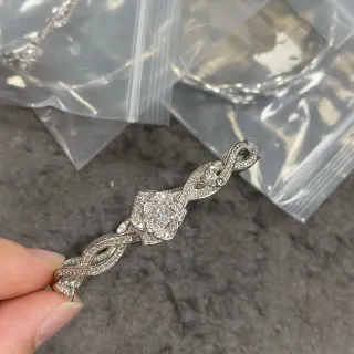 Bracelete de Bangle com Pave-Set Floral Infinity Twist Hinged
