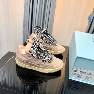 Zapatillas rosa beige sin cordones perforadas en la parte superior