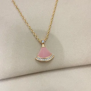 Collier pendentif en or rose en forme d'éventail avec émail