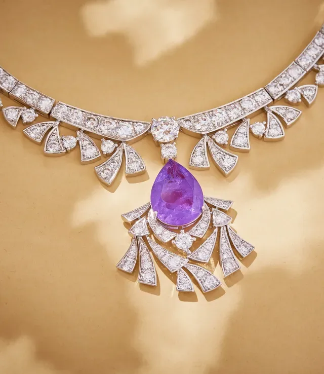 Collar de púrpura y plata con diamantes incrustados y motivos en forma de abanico 2