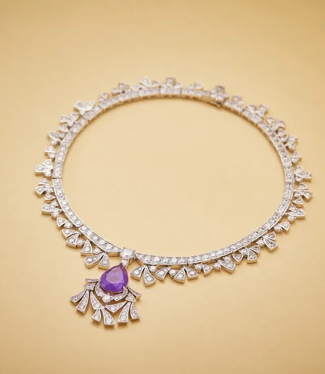 Collar de púrpura y plata con diamantes incrustados y motivos en forma de abanico 3