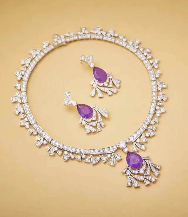 Collar de púrpura y plata con diamantes incrustados y motivos en forma de abanico 4
