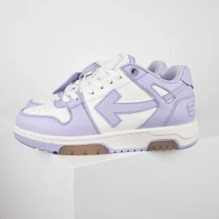 Tênis de couro roxo e branco low-top com camadas