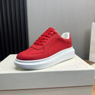 Tênis de baixo com sola de plataforma vermelho e branco